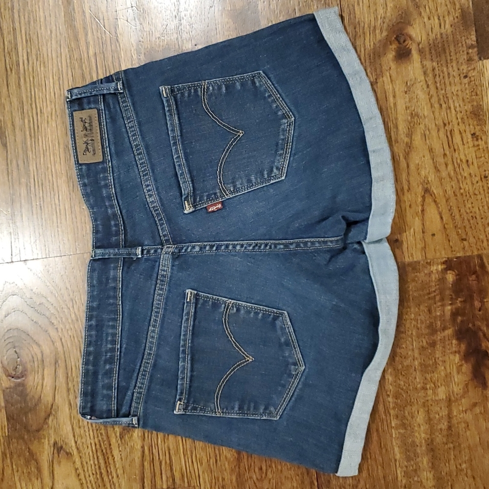Womens Levi's dark wash rolled cuff jean shorts size 27